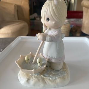 Precious Moments Let Love Reign statue